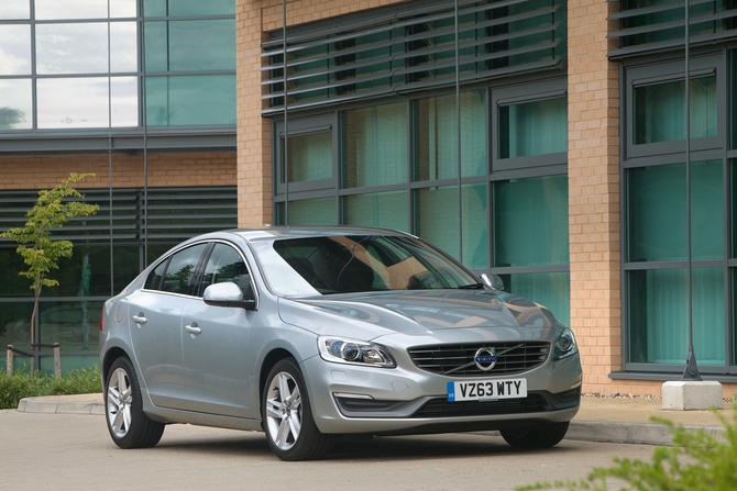 Volvo S60 1.6 T4 Momentum Powershift Volvo S60 1.6 T4 Momentum Powershift