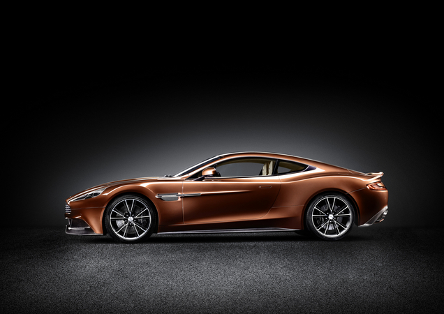 Com 565cv e 620Nm o Vanquish é capaz de atingir os 100km/h em 4.1 segundos e alcançar uma velocidade máxima de 295km/h Com 565cv e 620Nm o Vanquish é capaz de atingir os 100km/h em 4.1 segundos e alcançar uma velocidade máxima de 295km/h