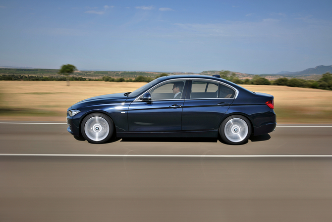 Em comparação com o Série 3, o Gran Coupé vai ter portas mais pequenas e pára-brisas e vidro traseiro mais inclinados Em comparação com o Série 3, o Gran Coupé vai ter portas mais pequenas e pára-brisas e vidro traseiro mais inclinados