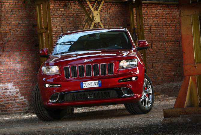 L'introduction de la Jeep Grand Cherokee SRT en Europe a débuté à la fin du premier trimestre 2012 L'introduction de la Jeep Grand Cherokee SRT en Europe a débuté à la fin du premier trimestre 2012