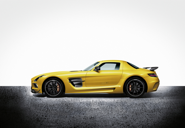 Le SLS AMG Coupé Black Series peut être optimisé avec l’ajout du pack aérodynamique AMG optionnel. Le SLS AMG Coupé Black Series peut être optimisé avec l’ajout du pack aérodynamique AMG optionnel.