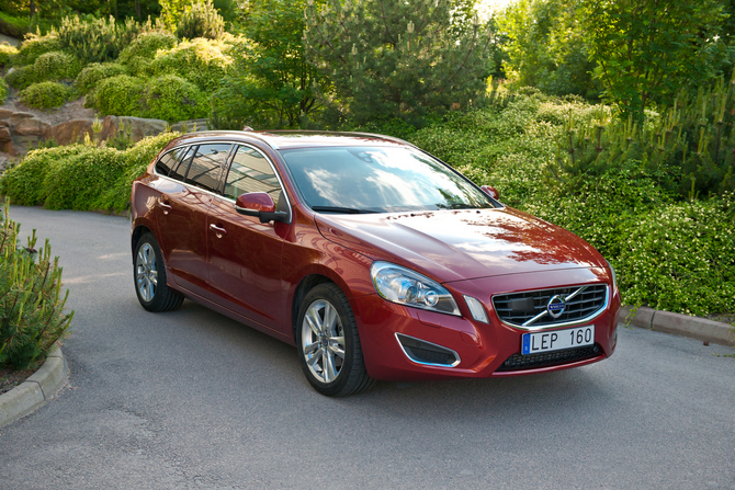 Volvo V60 3.0 T6 SE 4WD AT Volvo V60 3.0 T6 SE 4WD AT