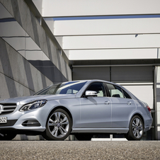 The E220 BlueTEC BlueEFFICIENCY has a lower suspension and low rolling resistance tires as well