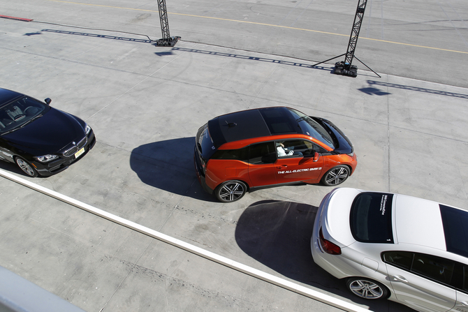 A tecnologia de condução autónoma também permite ao i3 estacionar-se sozinho A tecnologia de condução autónoma também permite ao i3 estacionar-se sozinho