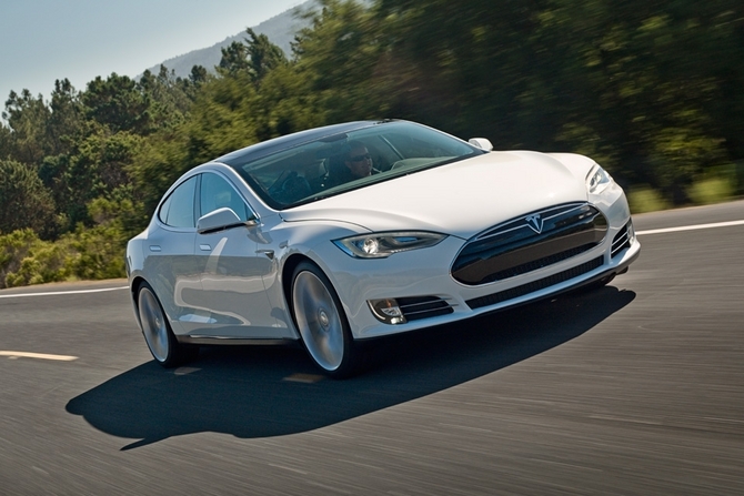Model S e Roadster 2.5 são importados e vendidos pela Zeev Model S e Roadster 2.5 são importados e vendidos pela Zeev