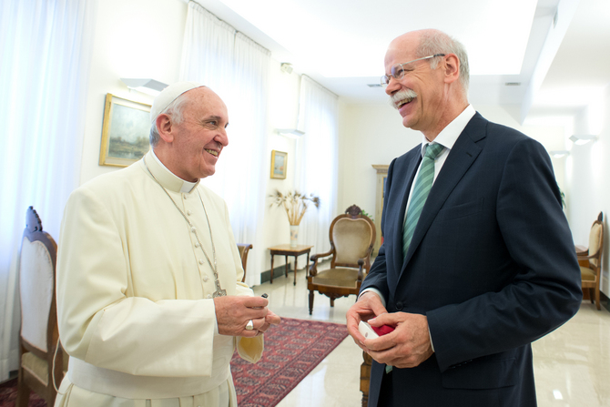 Este é o primeiro papamóvel que a Daimler produziu especificamente para o Papa Francisco Este é o primeiro papamóvel que a Daimler produziu especificamente para o Papa Francisco