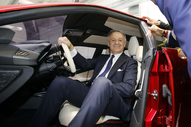 Ministro Corrado Clini ao volante de um Lamborghini Ministro Corrado Clini ao volante de um Lamborghini