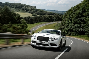 The new GT3-R is a two-seater equipped with a retouched version of the Continental V8 twin-turbo 4.0-liter engine