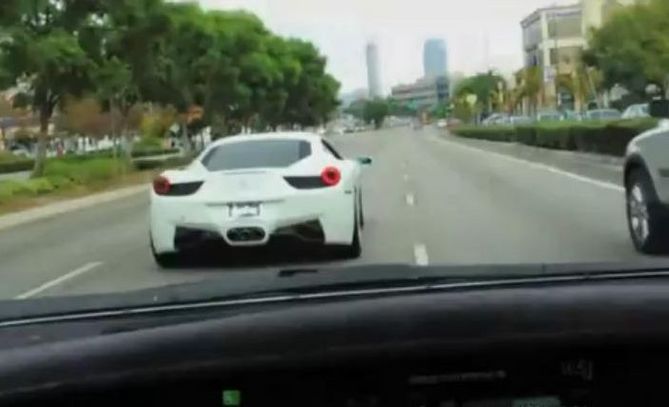 Justin Bieber para o trânsito num Ferrari 458 Italia Justin Bieber para o trânsito num Ferrari 458 Italia