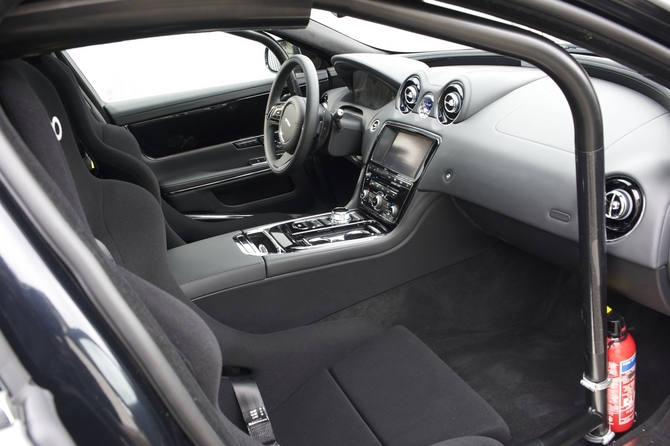 A Jaguar despiu o interior do XJ e inclui bancos desportivos A Jaguar despiu o interior do XJ e inclui bancos desportivos