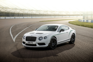 The vehicle can be distinguished thanks to the new front splitter and rear spoiler made ​​of carbon fiber and also to two new openings in the hood
