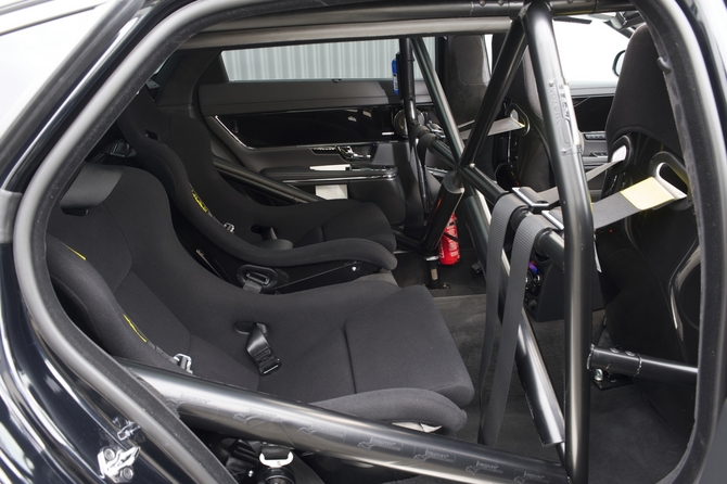 Even the rear has four-point harnesses Even the rear has four-point harnesses