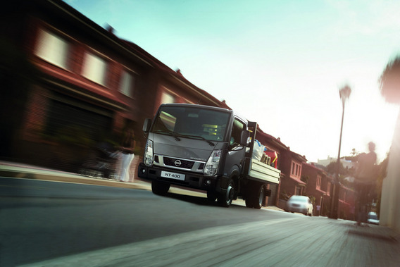 Nissan NT400 Cab. Rebat. 35.13/1 EU6 6 vel. C. Basculante 3 vias Alum�nio Basic Nissan NT400 Cab. Rebat. 35.13/1 EU6 6 vel. C. Basculante 3 vias Alum�nio Basic