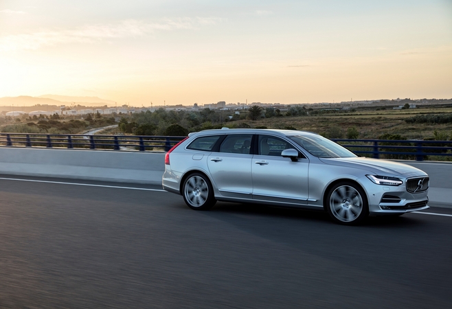 Volvo V90 D5 AWD Momentum Business Geartronic Volvo V90 D5 AWD Momentum Business Geartronic