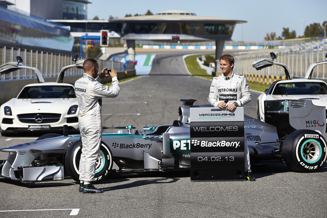 O novo carro tem um nariz com um formato mais cónico, em vez do design desnivelado do W03 O novo carro tem um nariz com um formato mais cónico, em vez do design desnivelado do W03