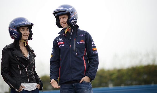 Vettel também ensinou Jade a conduzir num Infiniti G37 Vettel também ensinou Jade a conduzir num Infiniti G37
