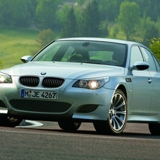 O quarto M5 e o M6 coupe usavam um novo motor 5.0l V10 de alta rotação