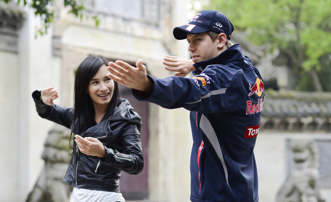 Sebastian Vettel introduzido na arte do Kung Fu pela atriz Celina Jade Sebastian Vettel introduzido na arte do Kung Fu pela atriz Celina Jade