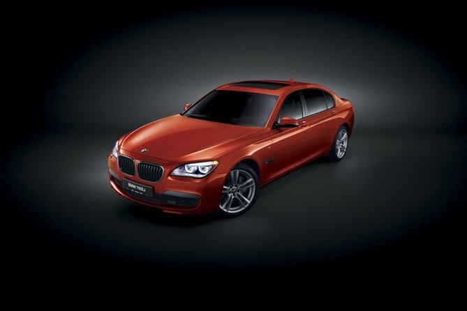 O carro está equipado com um kit de carroçaria M O carro está equipado com um kit de carroçaria M
