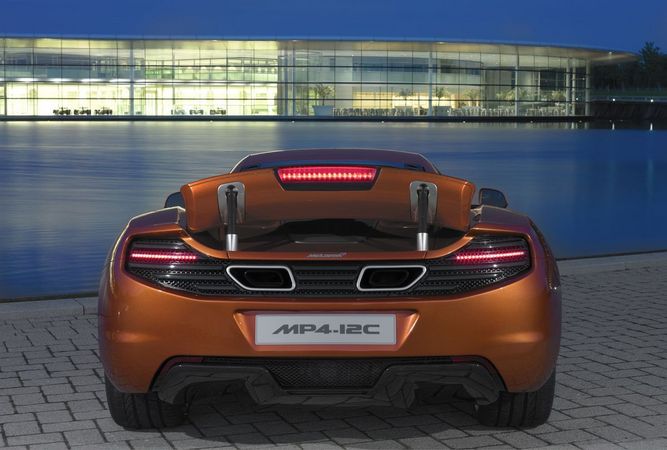 Wie die Geschwistermodelle, verwendet er ein Karbonfaser-Chassis Wie die Geschwistermodelle, verwendet er ein Karbonfaser-Chassis