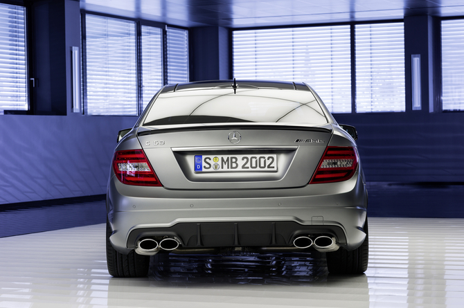 La peinture de finition platine designo magno est disponible en option exclusivement sur la C 63 AMG « Edition 507 ». La peinture de finition platine designo magno est disponible en option exclusivement sur la C 63 AMG « Edition 507 ».