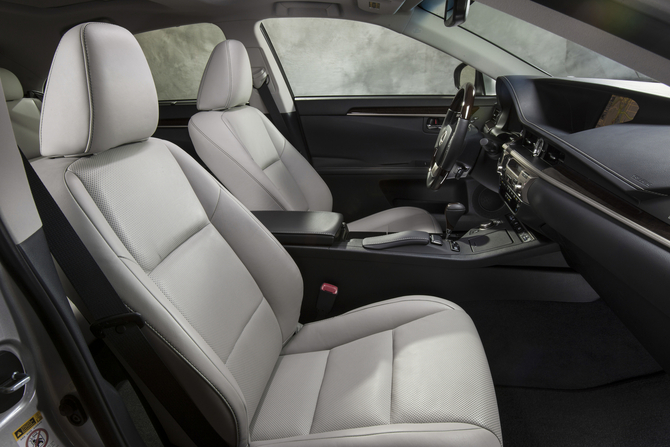 The front seats are 10-way power adjustable The front seats are 10-way power adjustable