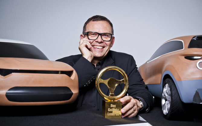 Goldenes Ehrenlenkrad für Peter Schreyer Goldenes Ehrenlenkrad für Peter Schreyer