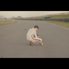 O filme segue o fantasma de Bruce McLaren em Goodwood a afastar-se do acidente que o vitimou
