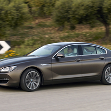 The passenger compartment is enclosed in a single curve from hood to trunk. 