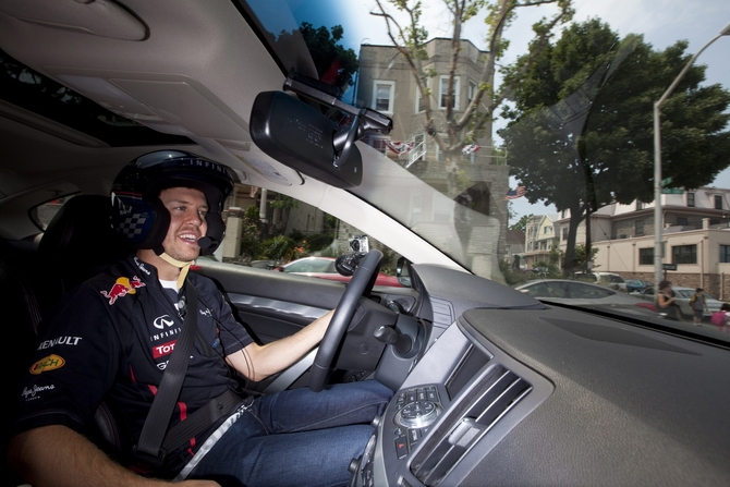 Vettel levou alguns passageiros VIP a dar umas voltas no Infiniti Vettel levou alguns passageiros VIP a dar umas voltas no Infiniti