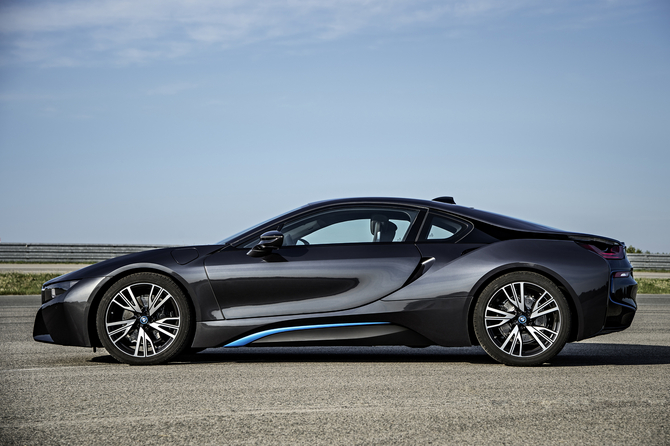It combines a carbon fiber reinforced plastic body with a three-cylinder turbocharged engine and electric motor It combines a carbon fiber reinforced plastic body with a three-cylinder turbocharged engine and electric motor