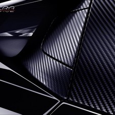 The car uses extensive carbon fiber and kevlar The car uses extensive carbon fiber and kevlar