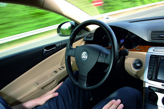 A terceira geração da tecnologia Park Assist vai conseguir estacionar o carro sem o condutor estar no interior A terceira geração da tecnologia Park Assist vai conseguir estacionar o carro sem o condutor estar no interior