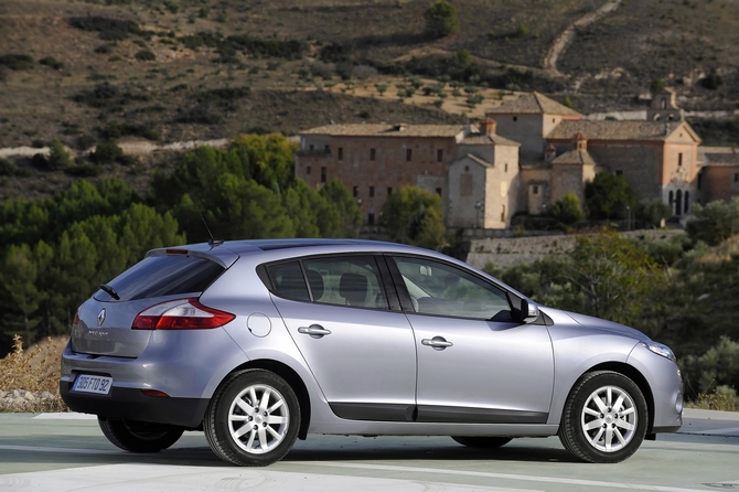 Renault Mégane III 1.5 dCi 110cv FAP ECO2 AT EDC Dynamique S Renault Mégane III 1.5 dCi 110cv FAP ECO2 AT EDC Dynamique S