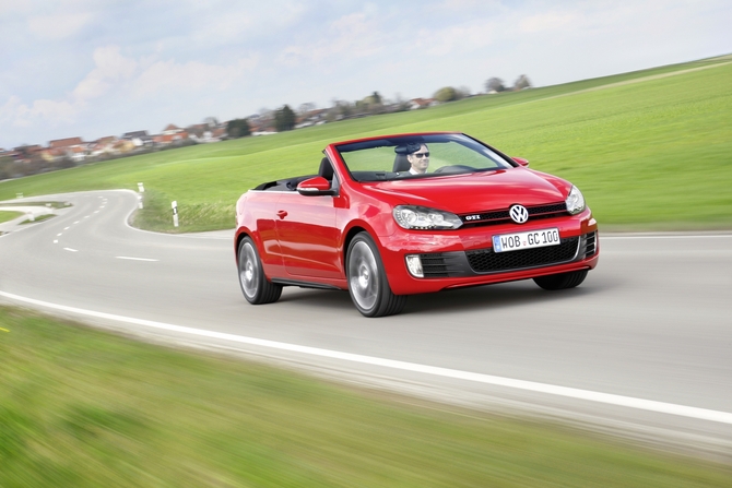La nouvelle Golf GTI Cabriolet s’impose comme le modèle le plus économique de sa catégorie. La nouvelle Golf GTI Cabriolet s’impose comme le modèle le plus économique de sa catégorie.