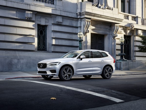 Volvo XC60 T8 PHEV R-Design AWD Geartronic Volvo XC60 T8 PHEV R-Design AWD Geartronic