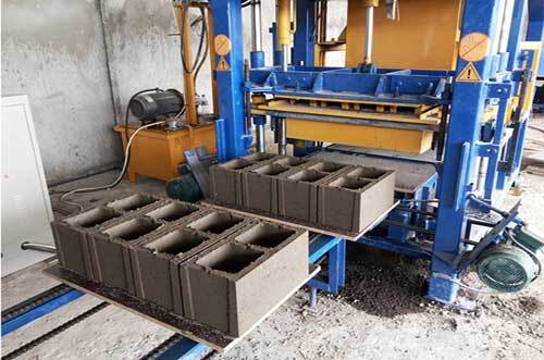 Outdoor maintenance of block making machine Outdoor maintenance of block making machine