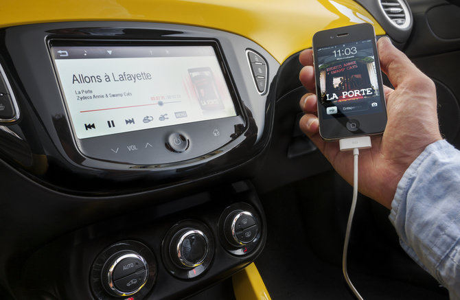 L’Opel ADAM offre un système totalement nouveau permettant d’intégrerson smartphone (Android et Apple iOS) L’Opel ADAM offre un système totalement nouveau permettant d’intégrerson smartphone (Android et Apple iOS)