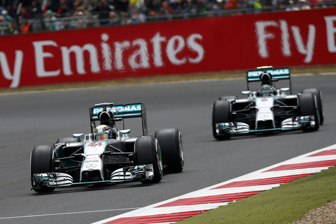 Os dois Mercedes discutiam entre si a vitória na corrida até metade da prova Os dois Mercedes discutiam entre si a vitória na corrida até metade da prova