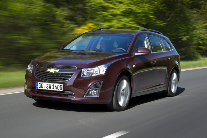 Für den Cruze Station Wagon sowie für alle weiteren Cruze-Modellvarianten sind ab Juli insgesamt fünf Motoren erhältlich. Für den Cruze Station Wagon sowie für alle weiteren Cruze-Modellvarianten sind ab Juli insgesamt fünf Motoren erhältlich.