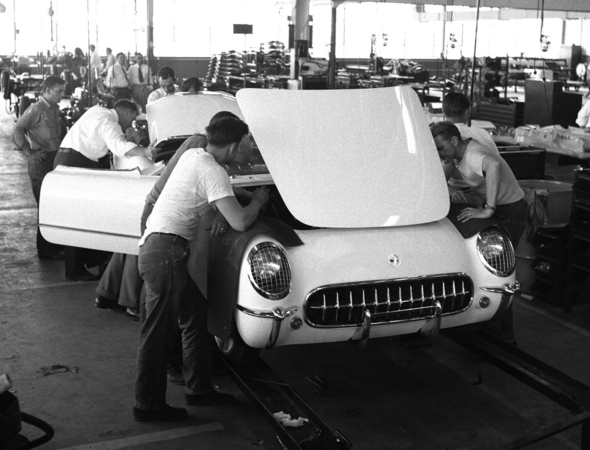 Os primeiros veículos eram fabricados à mão Os primeiros veículos eram fabricados à mão