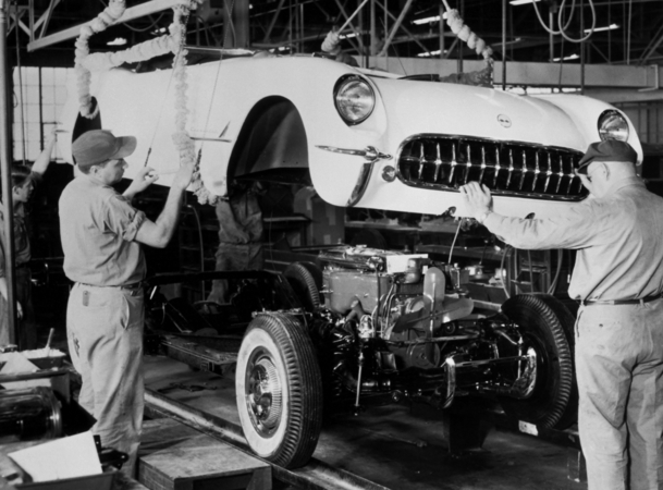 Carros eram todos brancos com interior vermelho e um motor seis cilindros em linha com caixa automática de duas velocidades Carros eram todos brancos com interior vermelho e um motor seis cilindros em linha com caixa automática de duas velocidades