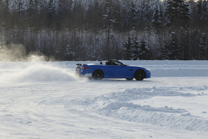 Jaguar XKR-S Takes a Drive Through the Finnish Snow Jaguar XKR-S Takes a Drive Through the Finnish Snow