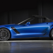 The new Z06 varaint gets a powerered soft-top that can be lowered automatically to at speeds up to 48km/h