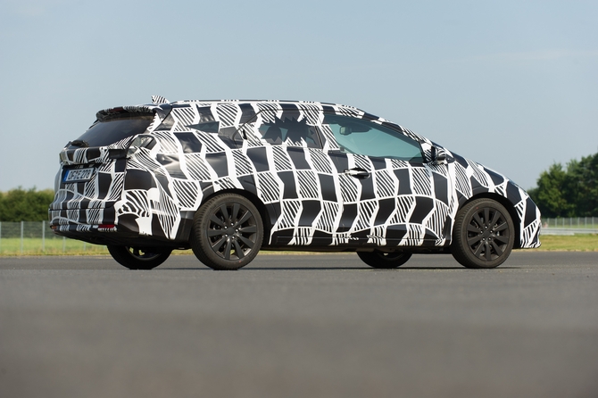 O Civic Tourer ainda não foi mostrado sem camuflagem mas parece claramente uma versão esticada do Civic hatchback O Civic Tourer ainda não foi mostrado sem camuflagem mas parece claramente uma versão esticada do Civic hatchback