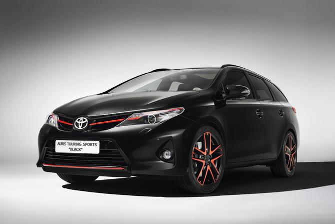 Der Auris Touring Sports Black fällt mit roten Akzenten auf Der Auris Touring Sports Black fällt mit roten Akzenten auf