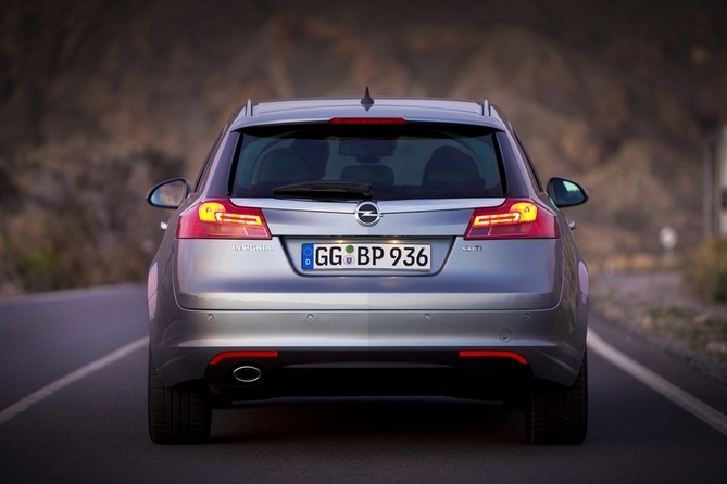Opel Insignia Sports Tourer 2.0 CDTI BiTurbo ECOTEC Automatic Opel Insignia Sports Tourer 2.0 CDTI BiTurbo ECOTEC Automatic