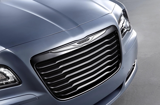 The grill is finished in dark chrome with a lighter chrome Chrysler badge The grill is finished in dark chrome with a lighter chrome Chrysler badge