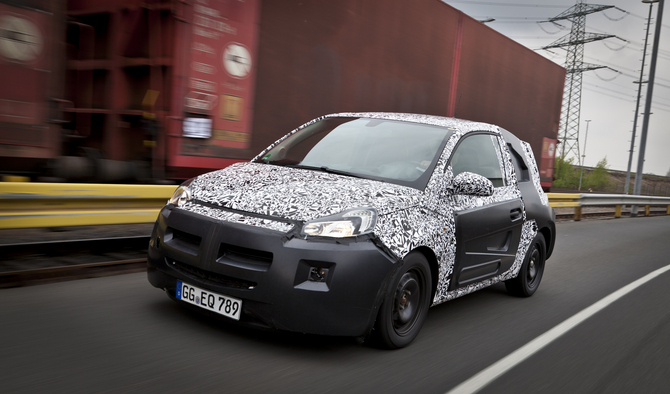 Imagem do protótipo disfarçado do novo modelo da Opel Imagem do protótipo disfarçado do novo modelo da Opel