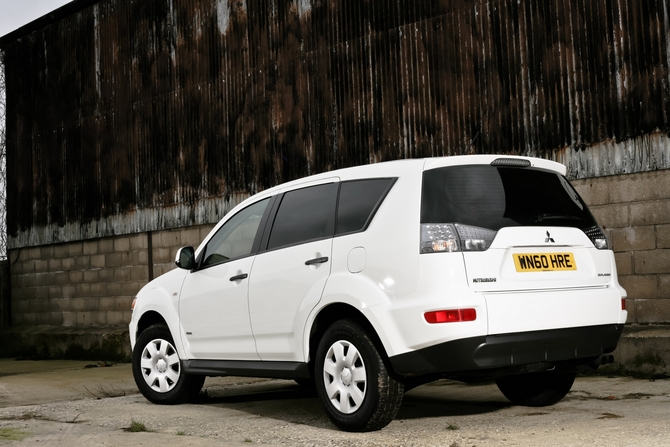Mitsubishi Outlander 2WD 2.2 DI-D ASG Instyle Mitsubishi Outlander 2WD 2.2 DI-D ASG Instyle